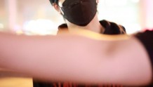 INTO1成员尹浩宇现身机场 穿黑色卫衣低调帅气获粉丝接机