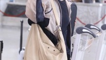 咏梅穿休闲外套自拎行李现身机场 和粉丝微笑打招呼好亲切