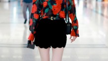 鞠婧祎花衬衫搭配黑色迷你短裤和玛丽珍鞋，好有港风范