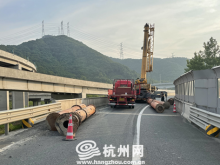 五根大钢管掉落高速路面 杭州高速交警及时处置