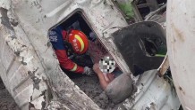 混凝土罐车侧翻，救援人员徒手从泥土中救出被困司机