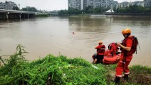 救援队水上训练 神速救起轻生少年