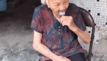 宁波101岁老人成了“吃播” 背后的故事竟这么温馨