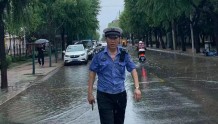 莱西：雨中“浇”警为你撑起“平安伞”