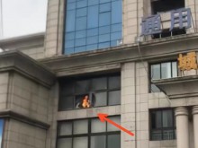 漯河：执勤交警遇火情，及时救火保平安！
