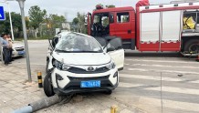 两车相撞一人被困，武汉消防破拆救援