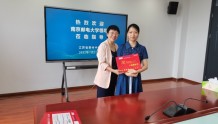 南京邮电大学校长为2022级新生送录取通知书