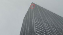 狂风暴雨中，杭州一“蜘蛛人”被困37楼窗外！紧急施救！