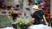 深晚记者探访七夕花市：鲜花市场持续升温 消费者青睐线上购花