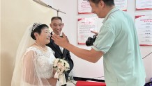 见证“不老爱情” 纪南文旅区为10对老年夫妻拍摄婚纱照
