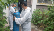 八旬老人家中氧气储备告急 社区干部送来救命氧气瓶