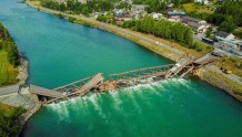 挪威一座桥梁垮塌，两车坠河司机均获救
