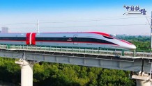 中国首次出口国外的高铁列车装船出海！