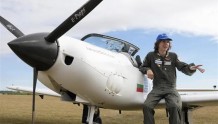 17岁少年成史上最年轻独自驾飞机环游世界的人，打破姐姐半年前创下的纪录