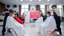 武汉“无声理发店”为残疾人义剪