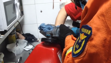辽宁辽阳：女子手指卷入绞肉机，消防接力救援