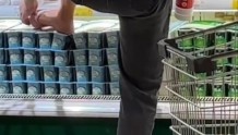 超市导购员脱袜踩在冰柜酸奶上敷脚，店方：已开除当事人并销毁货物