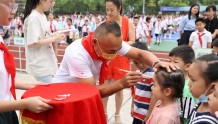 奥运冠军楼云现身杭州一小学 为孩子们上开学第一课