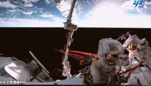 神十四航天员首次太空出舱 6小时只能喝一瓶“矿泉水”