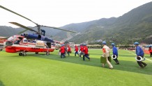 乘直升机挺进“孤岛”草科乡  泸定地震灾区电力抢险攻坚持续进行
