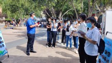 新闻媒体到甸柳新村街道采访报道“人民满意的公务员集体”先进事迹
