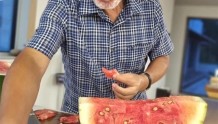 文在寅切的西瓜瓤白皮厚被吐槽，韩媒：当地稀有品种，最贵要28元一斤