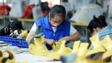 贵州平塘：鞋厂建到家门口  挣钱顾家“两不误”