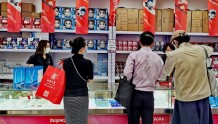 北京冬奥特许商品零售店将闭店，消费者热情送别冰墩墩