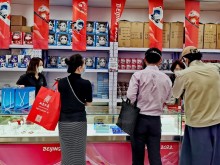 北京冬奥特许商品零售店将闭店，消费者热情送别冰墩墩