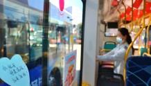 多措并举迎国庆假期 青岛公交车厢盛情满载“中国红”
