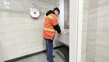 太原：环卫工人节来了，“公厕管家”都管点啥