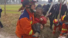 兰考：乡村女干部倒挂金钩从15米深井里救出两岁娃