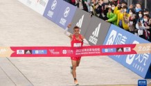 2022北京马拉松举行 男、女冠军均刷新个人最好成绩