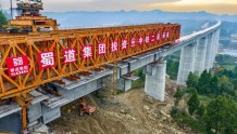 汉巴南铁路控制性工程恩阳河特大桥合龙