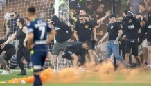 澳洲爆发球迷骚乱，球迷冲进球场打砸守门员和裁判，比赛被叫停