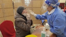 老年居民积极接种第二剂次加强免疫疫苗