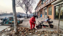 环卫工人全力清扫落叶 保障镇街环境整洁