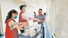 白大褂与红马甲 达州市中心医院暖心服务为群众办实事