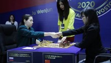 国象棋后挑战赛 | 居文君战略不佳遭败局，戈尔亚奇金娜首次获得领先