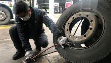公交保养工主动补位支援维修组 一个轮胎100公斤换完一身汗