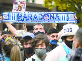 百万球迷送别马拉多纳，阿根廷总统费尔南德斯到现场悼念