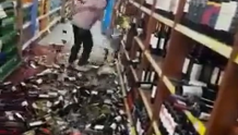 阿根廷超市员工被解雇后怒砸数百瓶红酒：满地碎玻璃 酒水流一地
