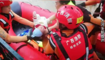 最安心的怀抱！消防员洪水中小心翼翼转移小宝宝