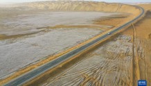 三条公路跨越世界第二大流动沙漠，是如何“筑”成的？