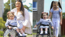 3岁残疾女孩坐上苏格兰最小轮椅 开启新生活