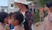 支教11年的湖南老师回家了，孩子们哭成泪人