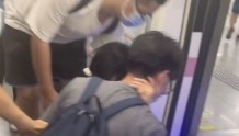 女孩地铁晕倒，素不相识的他们纷纷伸出援手