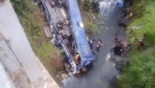 公共汽车坠河，至少20死