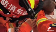 青岛一名幼童手指被卡 消防紧急救援