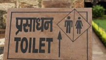 美媒：“如厕噩梦”让印度女性别无选择，“只能忍着”